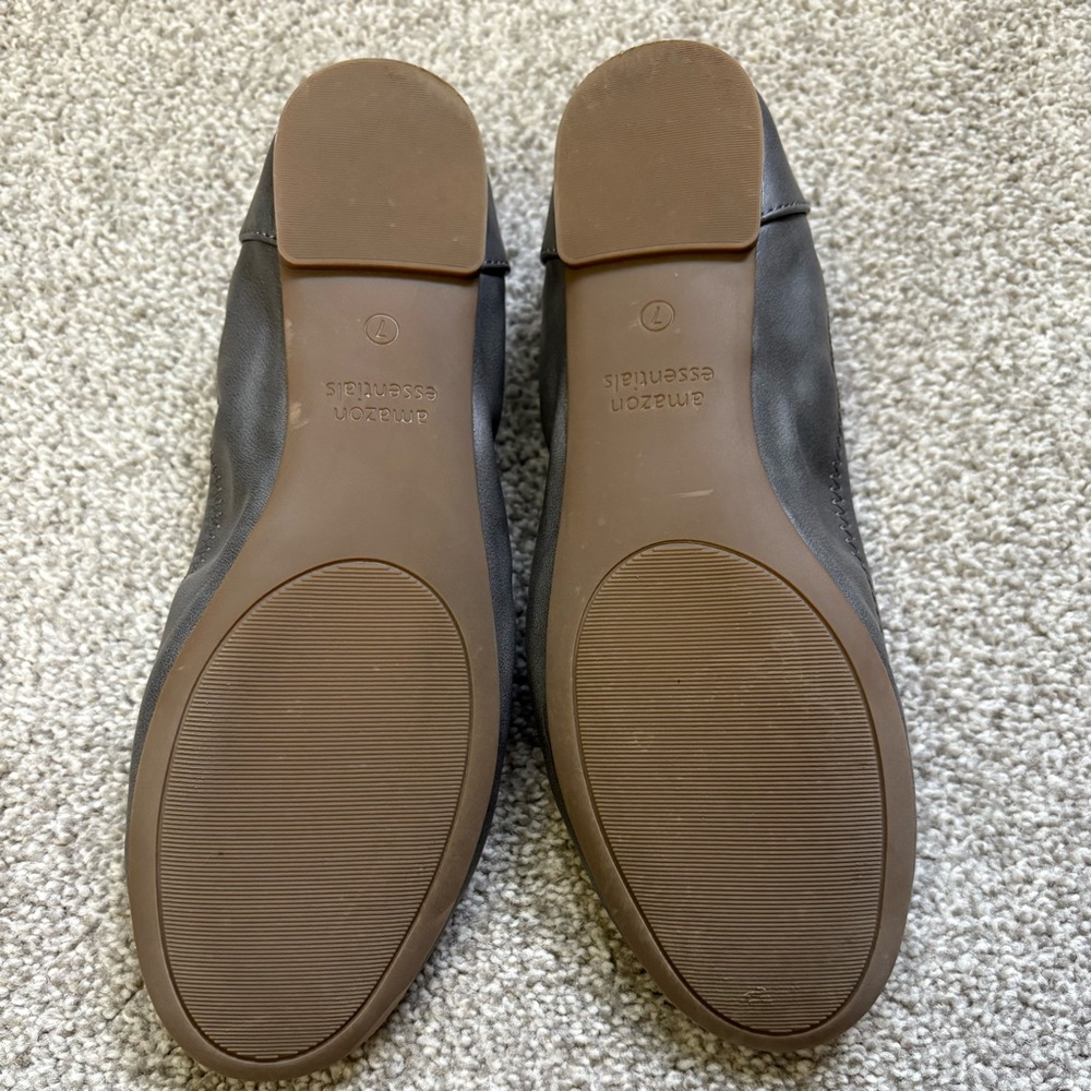 Amazon Essentials Gray Women's Flats Size 7 EUC